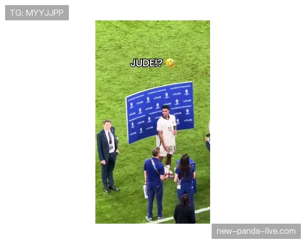 刷到贝林厄姆下地铁的照片，穿得像随时要进豪宅，手上的包比我房贷都贵